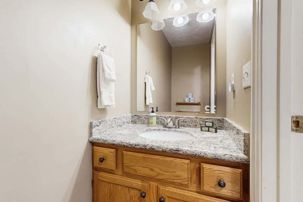 Roomy townhouse with full kitchen, private hot tub & patio - near skiing