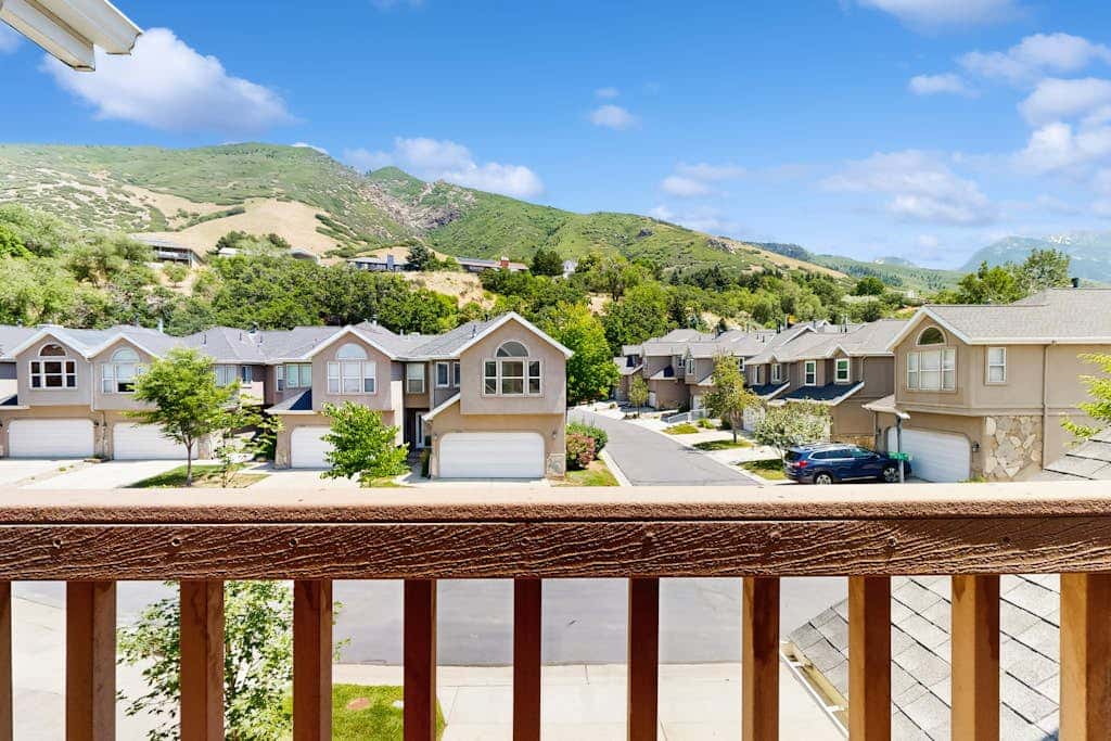 Roomy townhouse with full kitchen, private hot tub & patio - near skiing