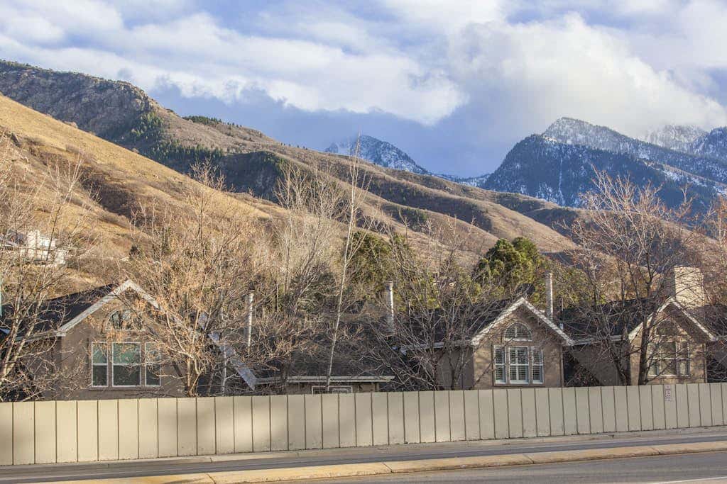 Roomy townhouse with full kitchen, private hot tub & patio - near skiing