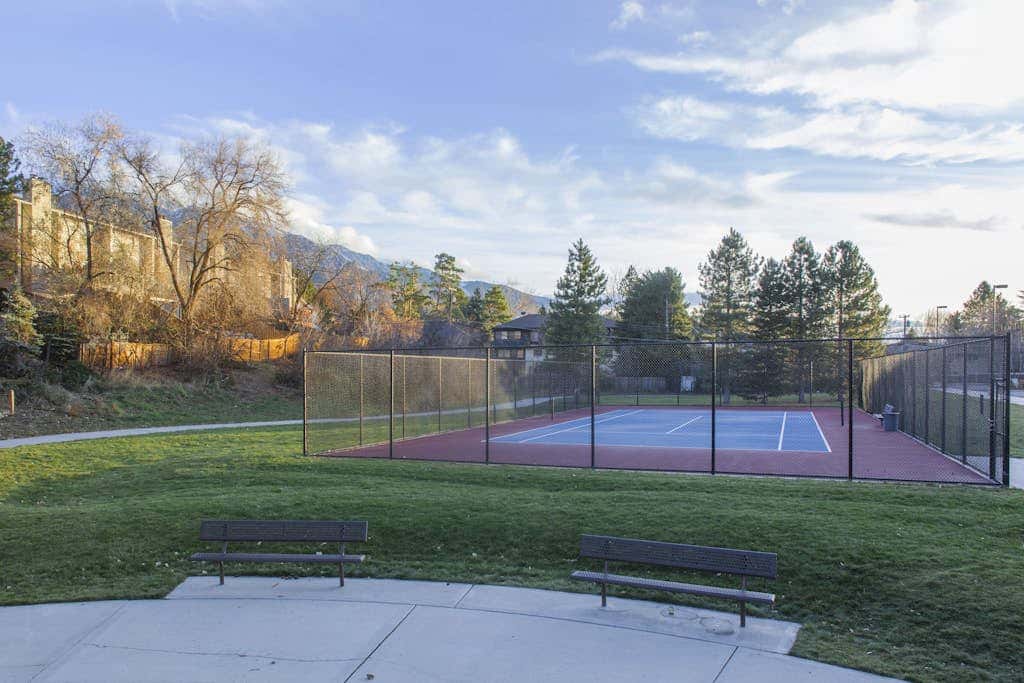 Roomy townhouse with full kitchen, private hot tub & patio - near skiing