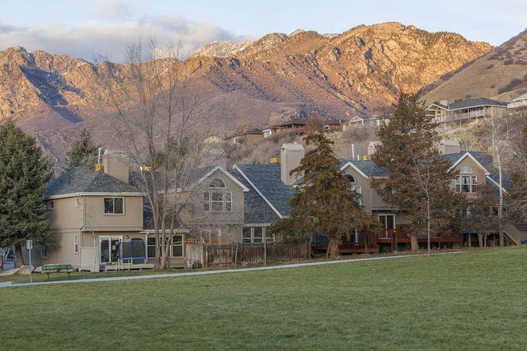Roomy townhouse with full kitchen, private hot tub & patio - near skiing