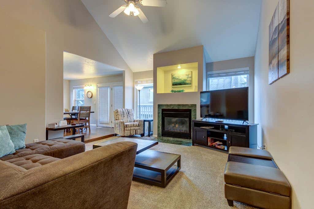 Modern Townhouse with Jetted Tub & Private Deck - Close to Four Ski Areas