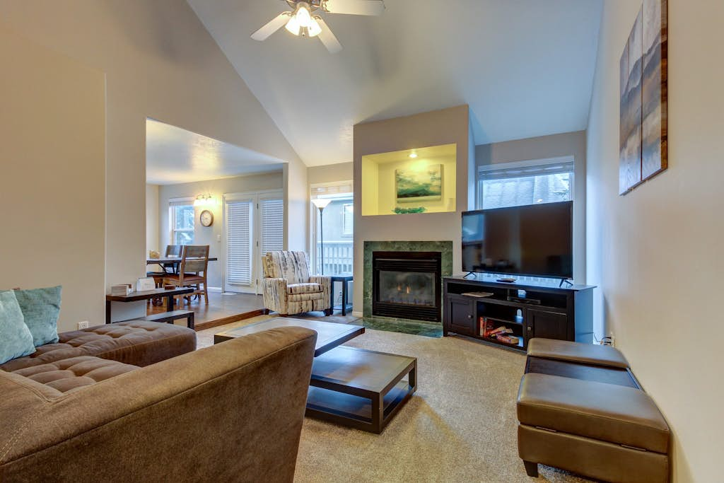 Modern Townhouse with Jetted Tub & Private Deck - Close to Four Ski Areas