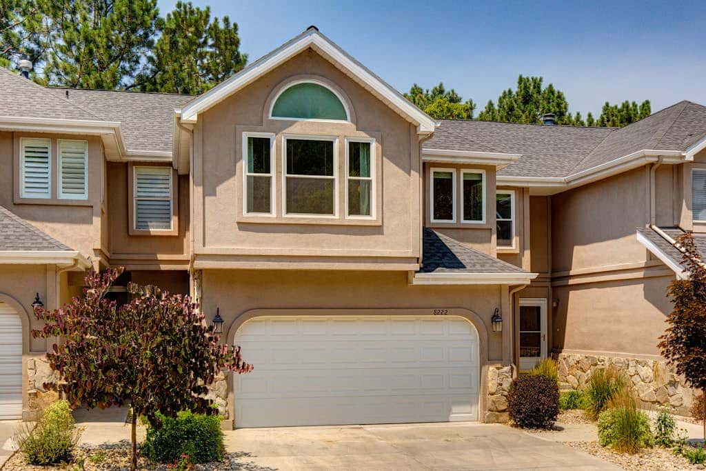 Terrific, central location for ski resort access with  private hot tub & fireplace