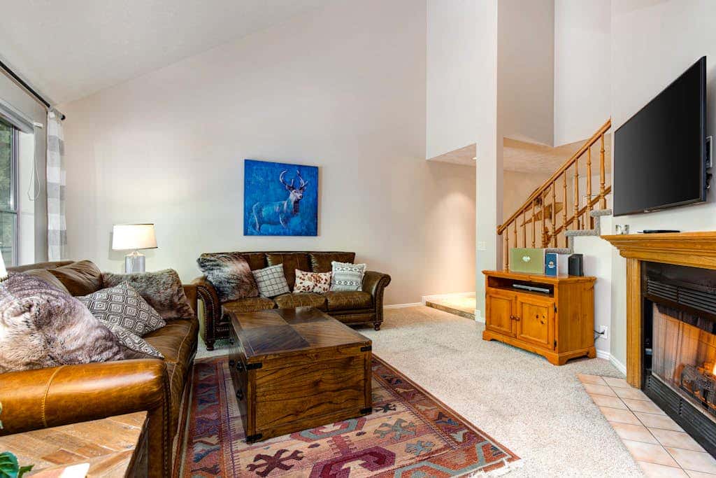 Terrific, central location for ski resort access with  private hot tub & fireplace