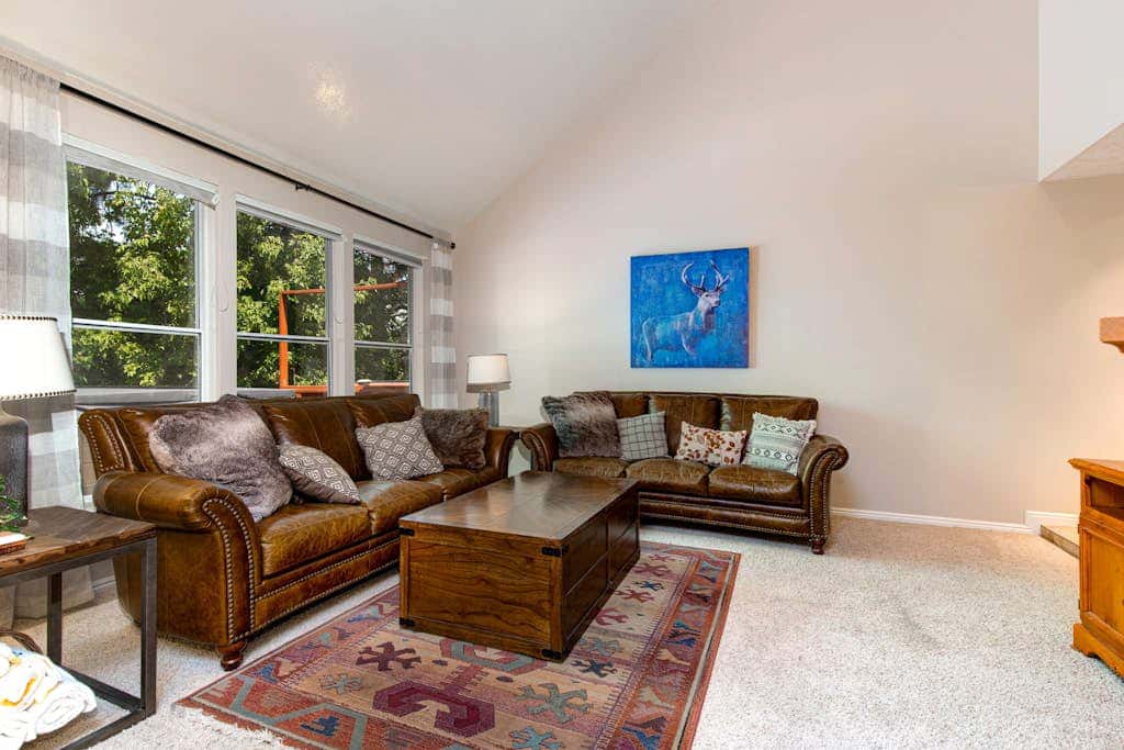 Terrific, central location for ski resort access with  private hot tub & fireplace