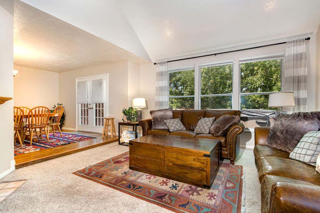 Terrific, central location for ski resort access with  private hot tub & fireplace