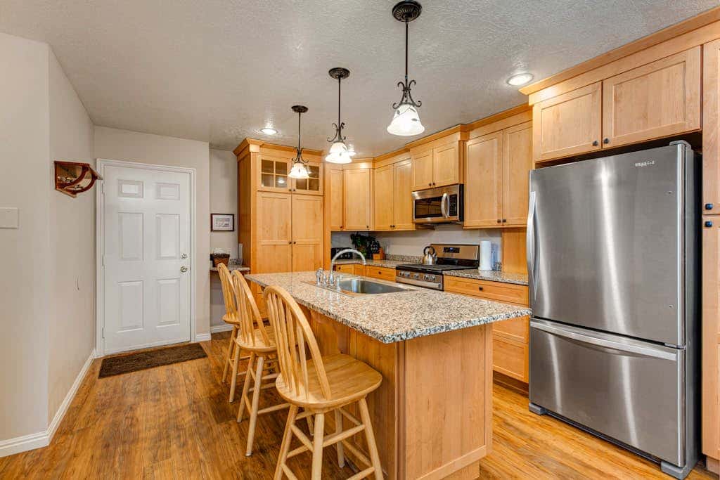 Terrific, central location for ski resort access with  private hot tub & fireplace