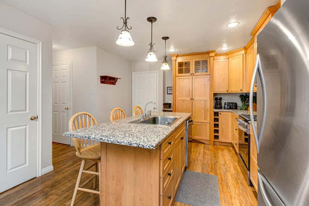 Terrific, central location for ski resort access with  private hot tub & fireplace