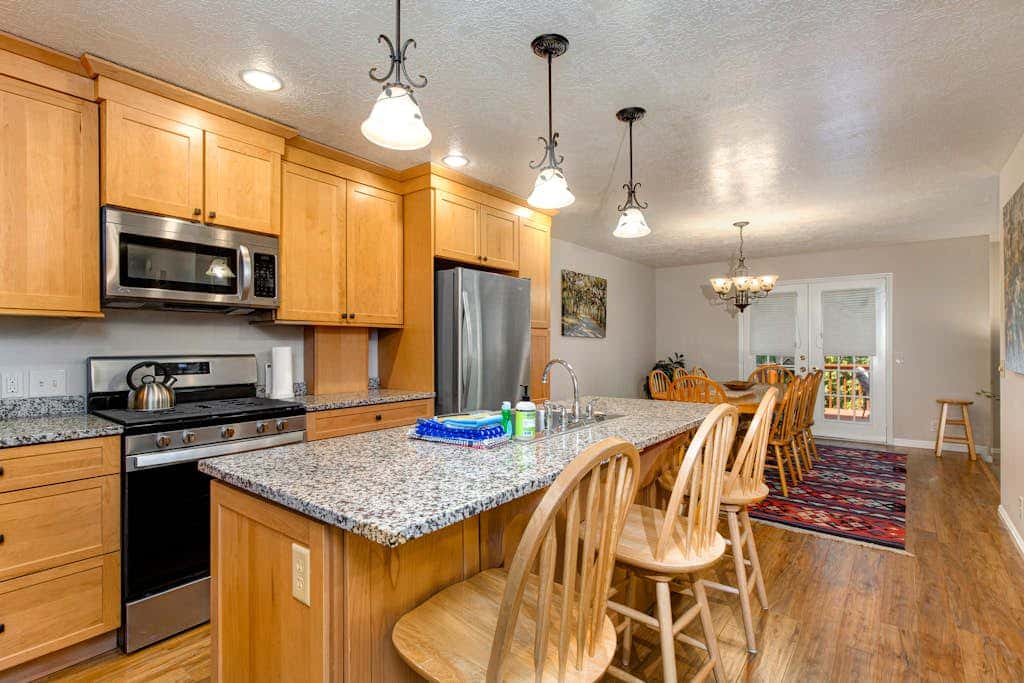 Terrific, central location for ski resort access with  private hot tub & fireplace