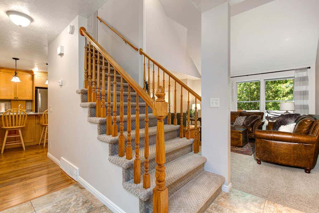 Terrific, central location for ski resort access with  private hot tub & fireplace