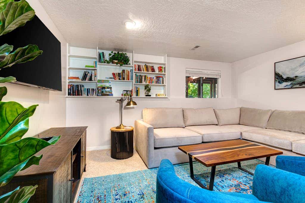 Terrific, central location for ski resort access with  private hot tub & fireplace