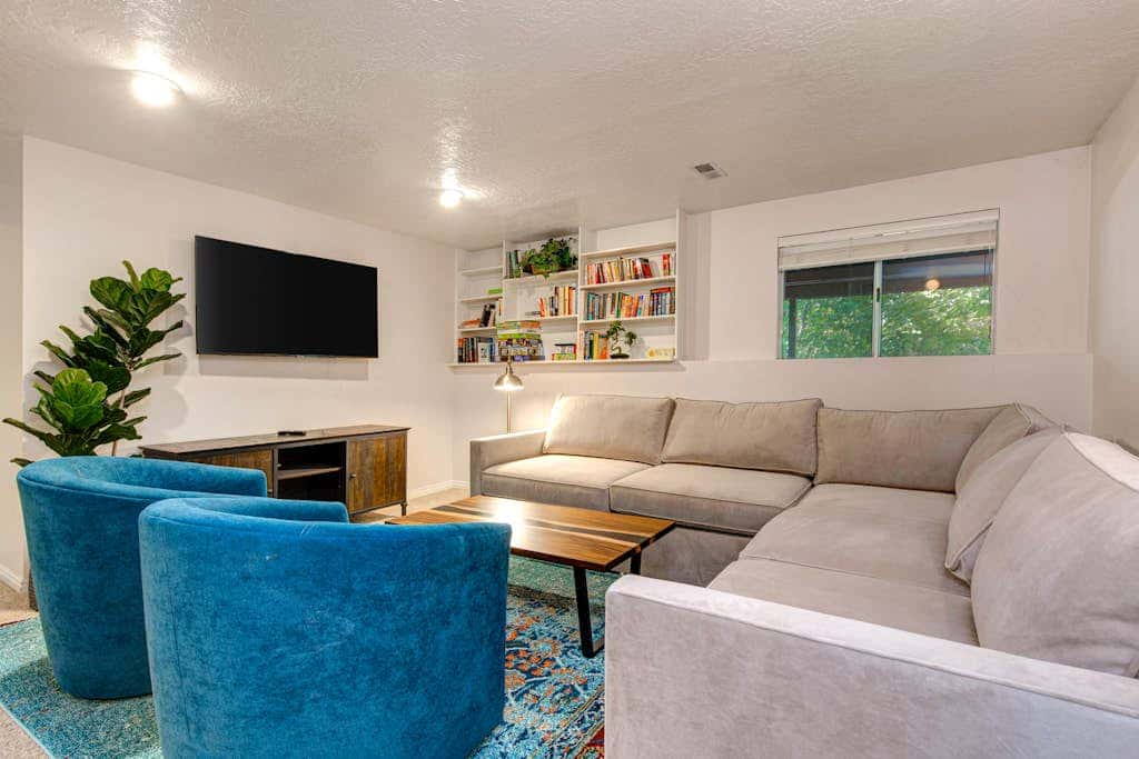 Terrific, central location for ski resort access with  private hot tub & fireplace
