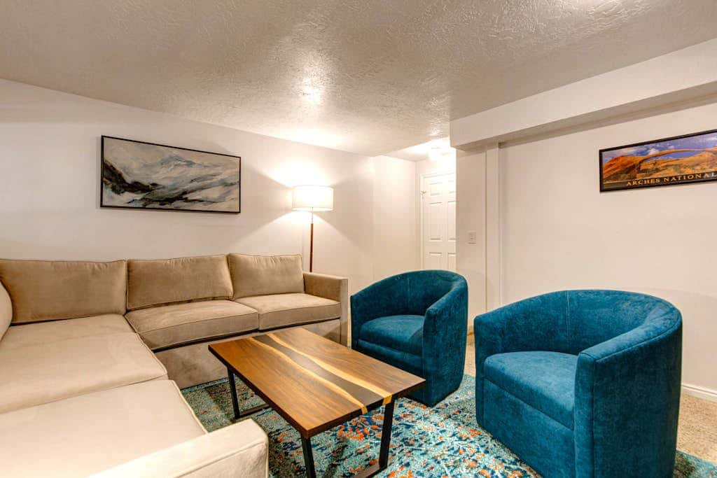 Terrific, central location for ski resort access with  private hot tub & fireplace