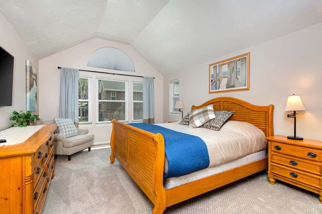 Terrific, central location for ski resort access with  private hot tub & fireplace