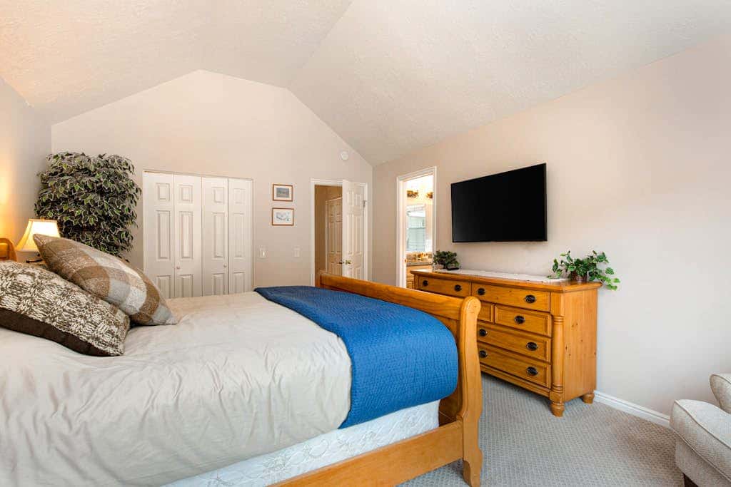 Terrific, central location for ski resort access with  private hot tub & fireplace