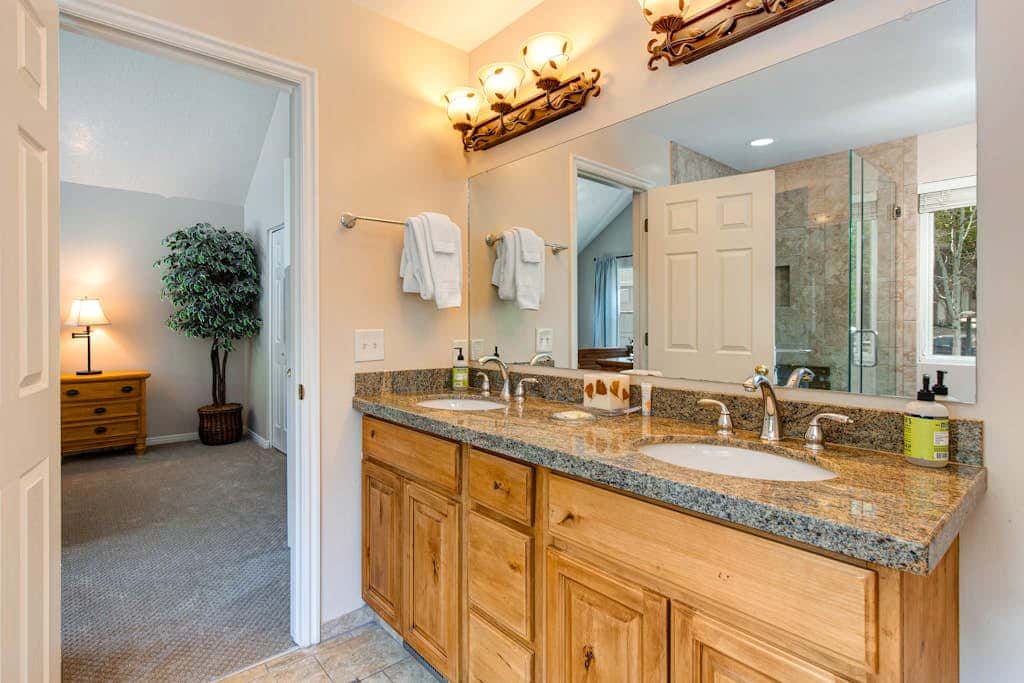 Terrific, central location for ski resort access with  private hot tub & fireplace