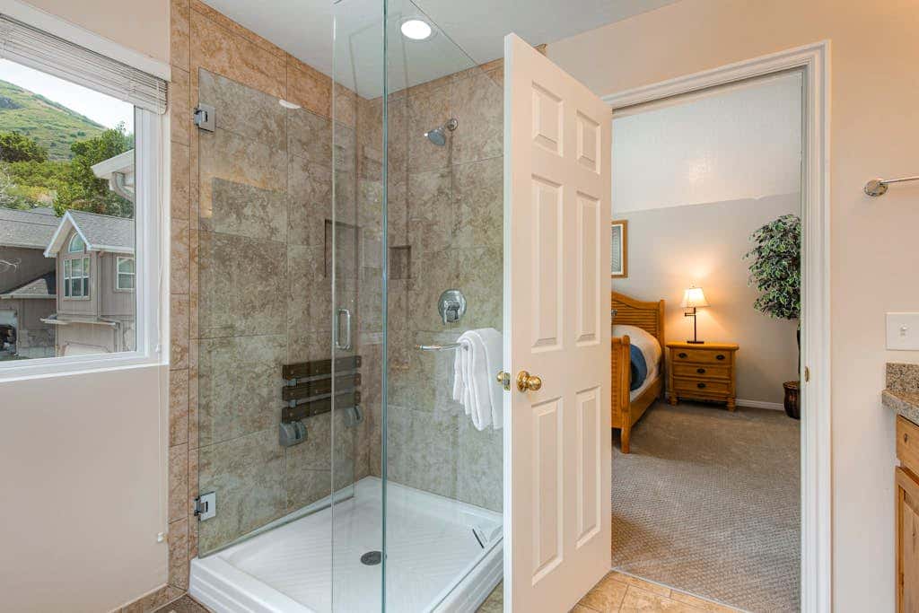 Terrific, central location for ski resort access with  private hot tub & fireplace