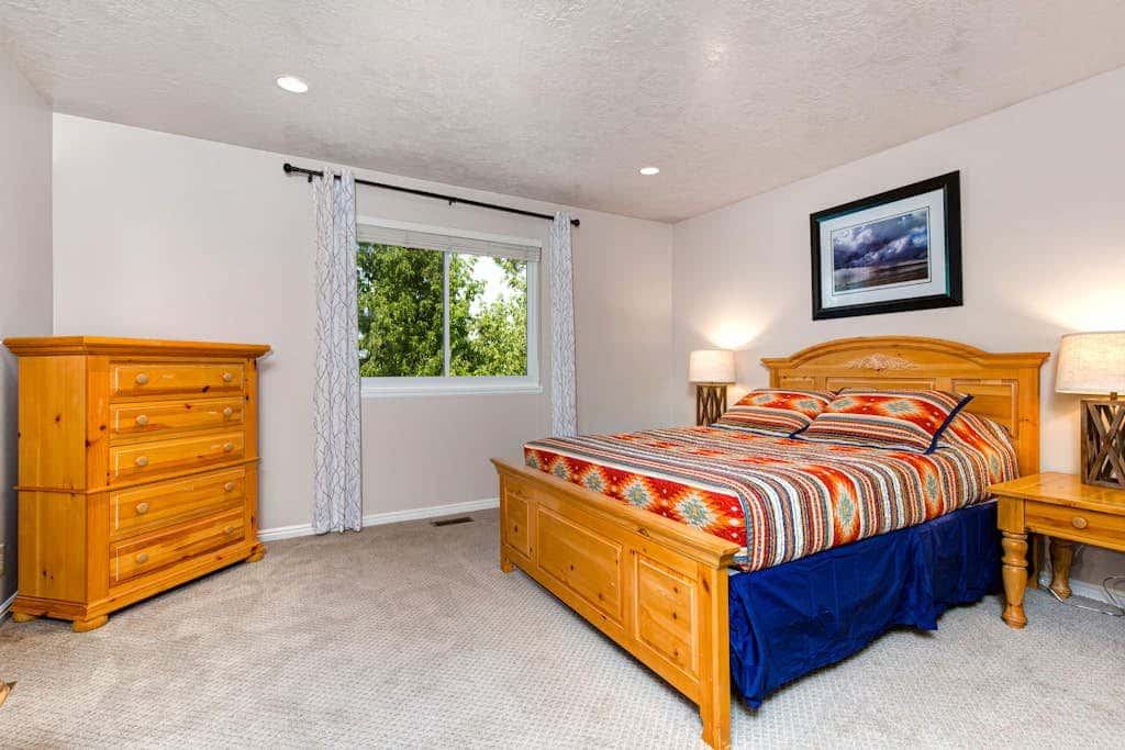 Terrific, central location for ski resort access with  private hot tub & fireplace
