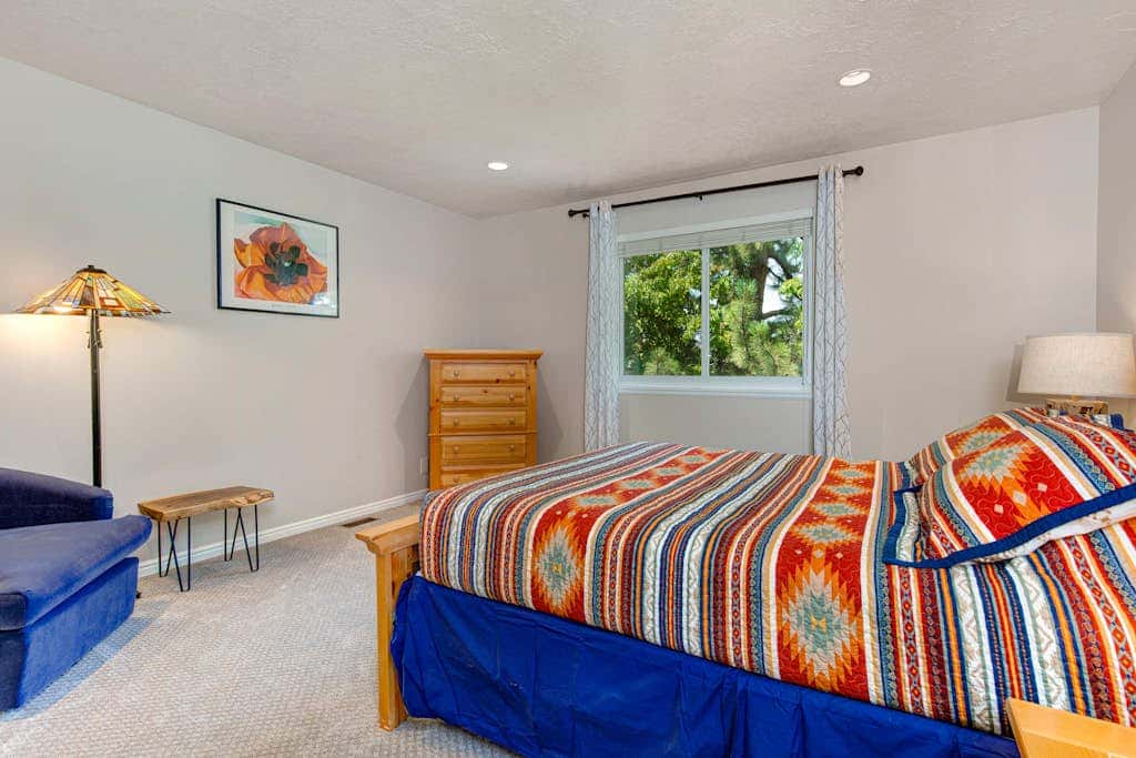 Terrific, central location for ski resort access with  private hot tub & fireplace