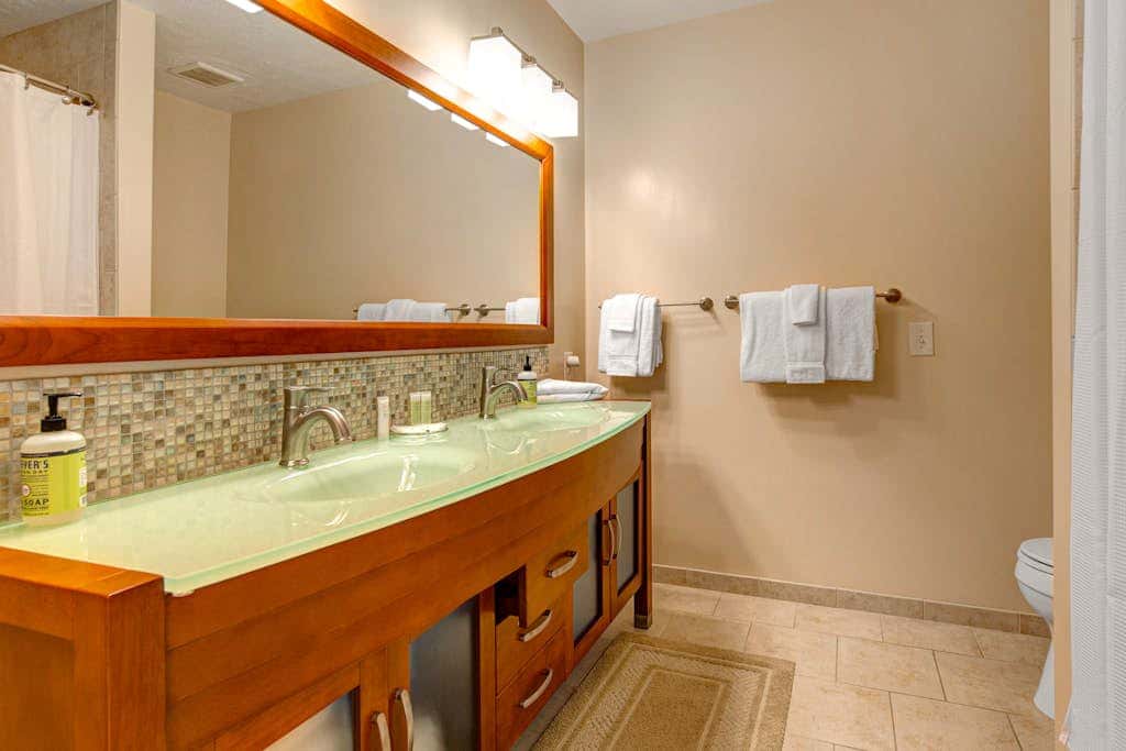 Terrific, central location for ski resort access with  private hot tub & fireplace