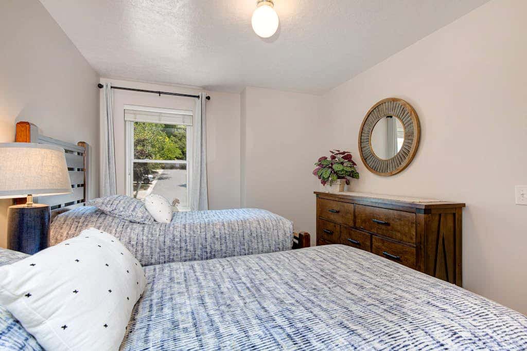 Terrific, central location for ski resort access with  private hot tub & fireplace