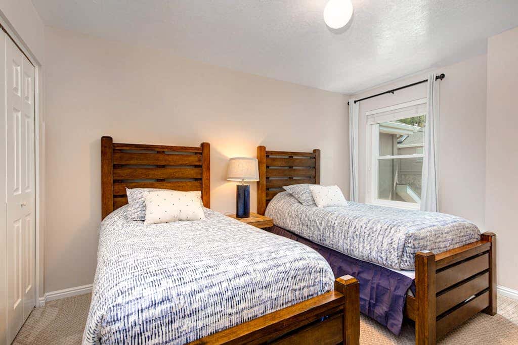 Terrific, central location for ski resort access with  private hot tub & fireplace