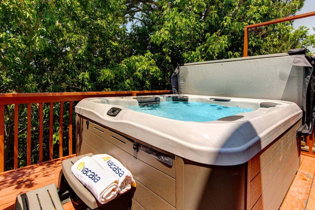 Terrific, central location for ski resort access with  private hot tub & fireplace