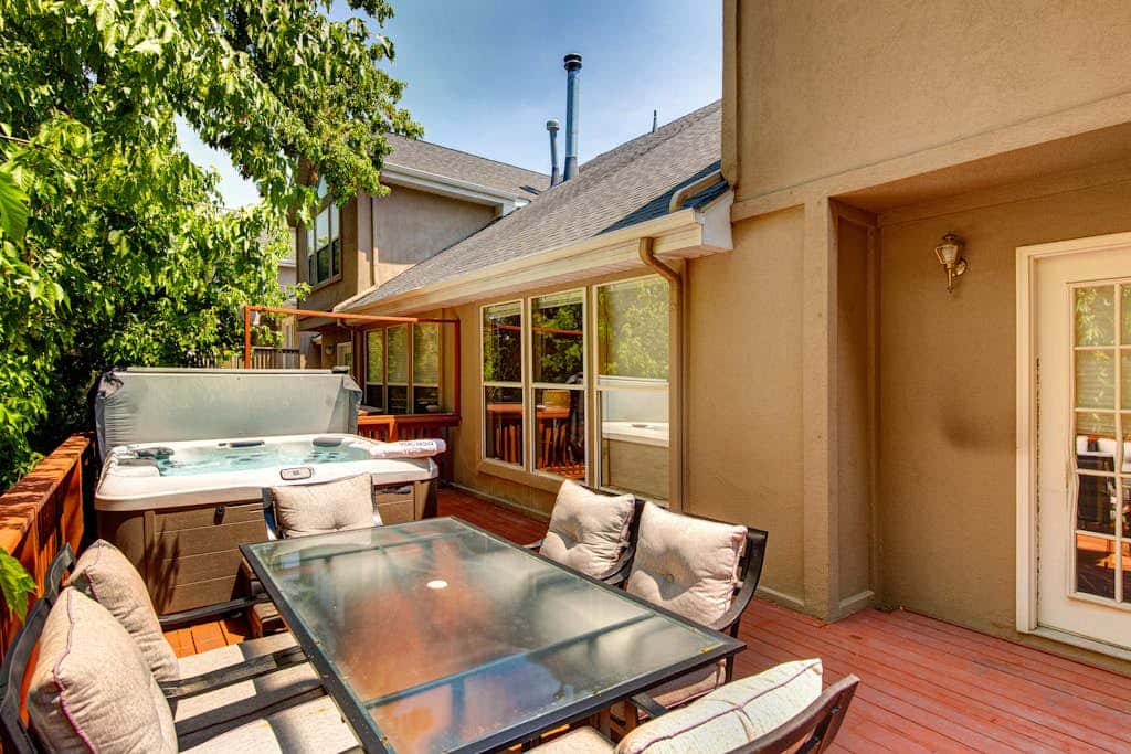 Terrific, central location for ski resort access with  private hot tub & fireplace
