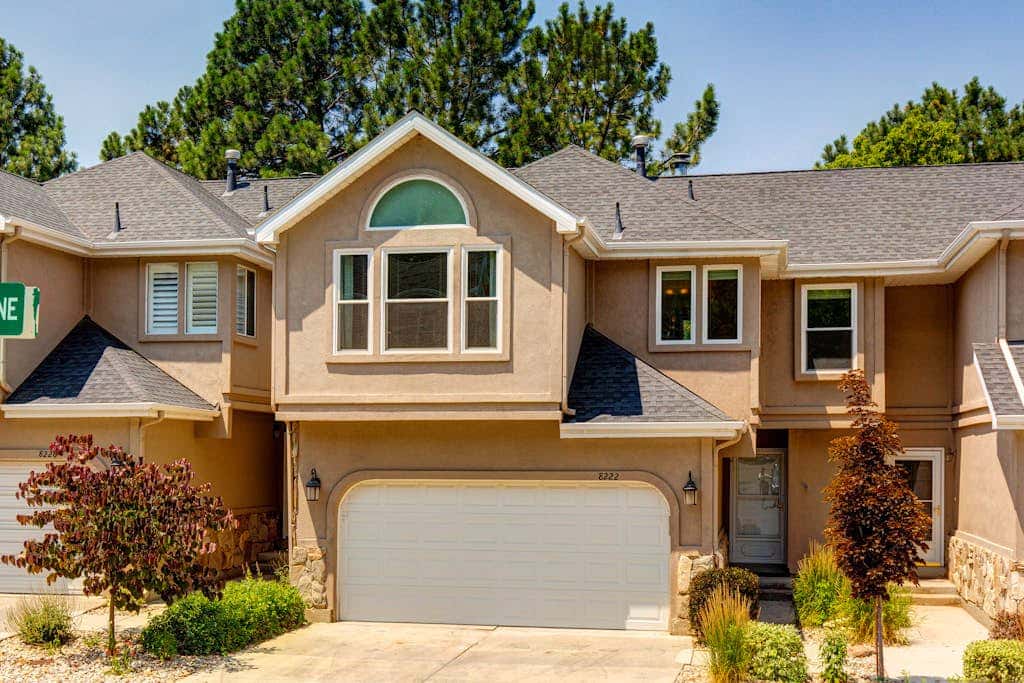 Terrific, central location for ski resort access with  private hot tub & fireplace