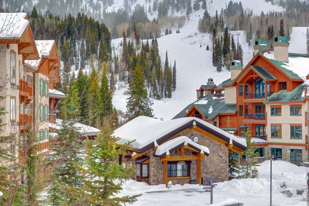 Terrific, central location for ski resort access with  private hot tub & fireplace