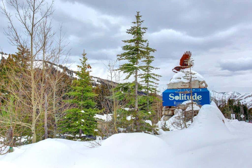 Terrific, central location for ski resort access with  private hot tub & fireplace