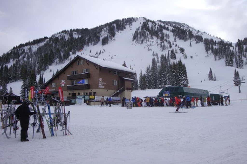 Terrific, central location for ski resort access with  private hot tub & fireplace