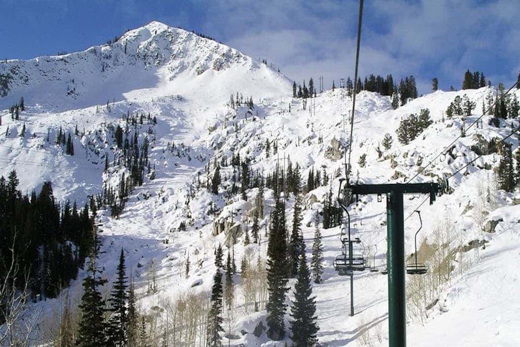 Terrific, central location for ski resort access with  private hot tub & fireplace