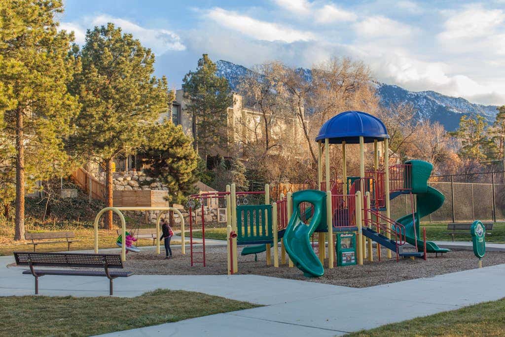 Terrific, central location for ski resort access with  private hot tub & fireplace