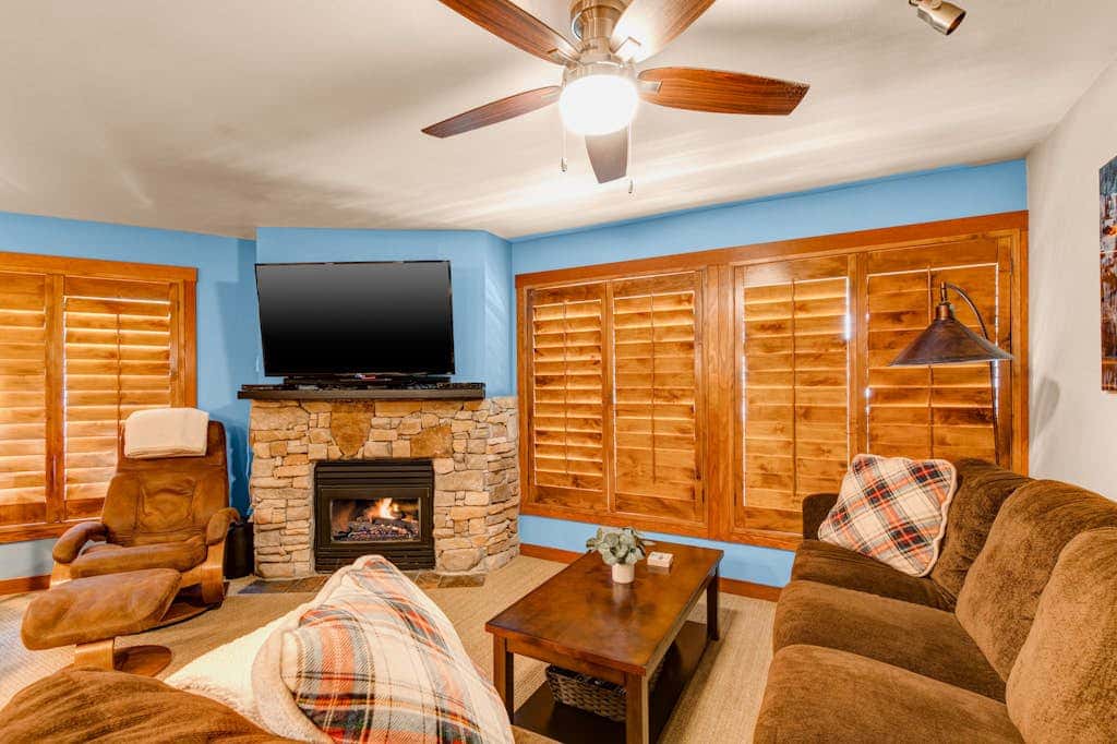 5th-floor condo with balcony, W&D, heated pool, hot tub, lockers, game room, gym