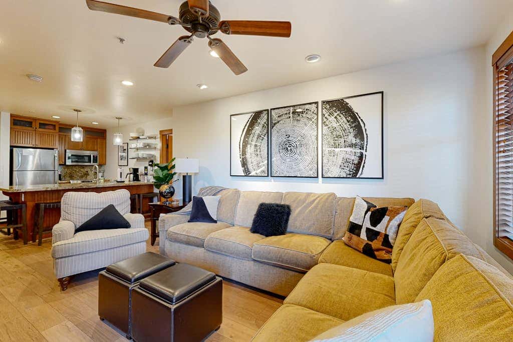 Cozy condo with  shared hot tub & pool, foosball, near ski lifts