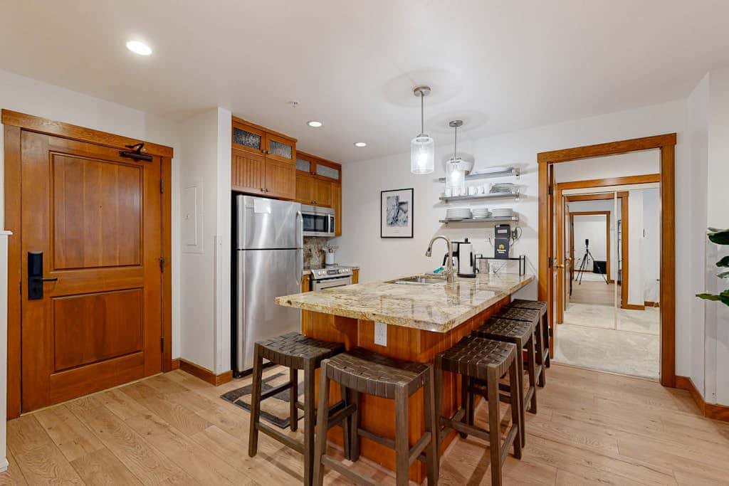 Cozy condo with  shared hot tub & pool, foosball, near ski lifts