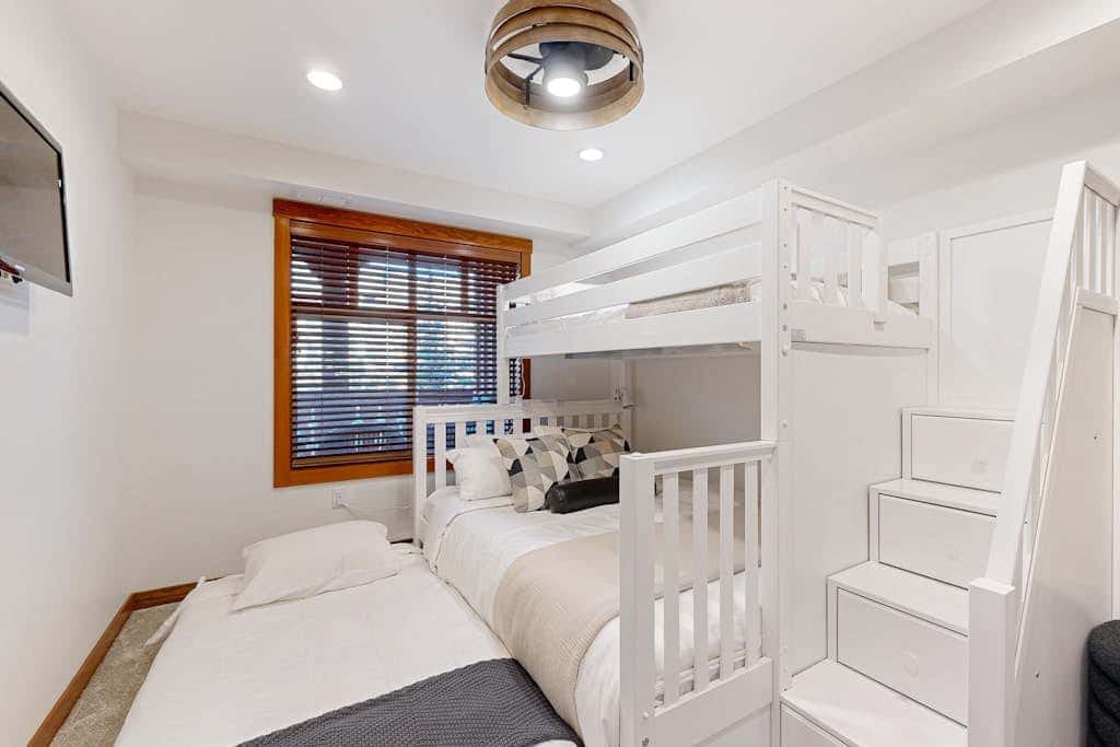 Cozy condo with  shared hot tub & pool, foosball, near ski lifts