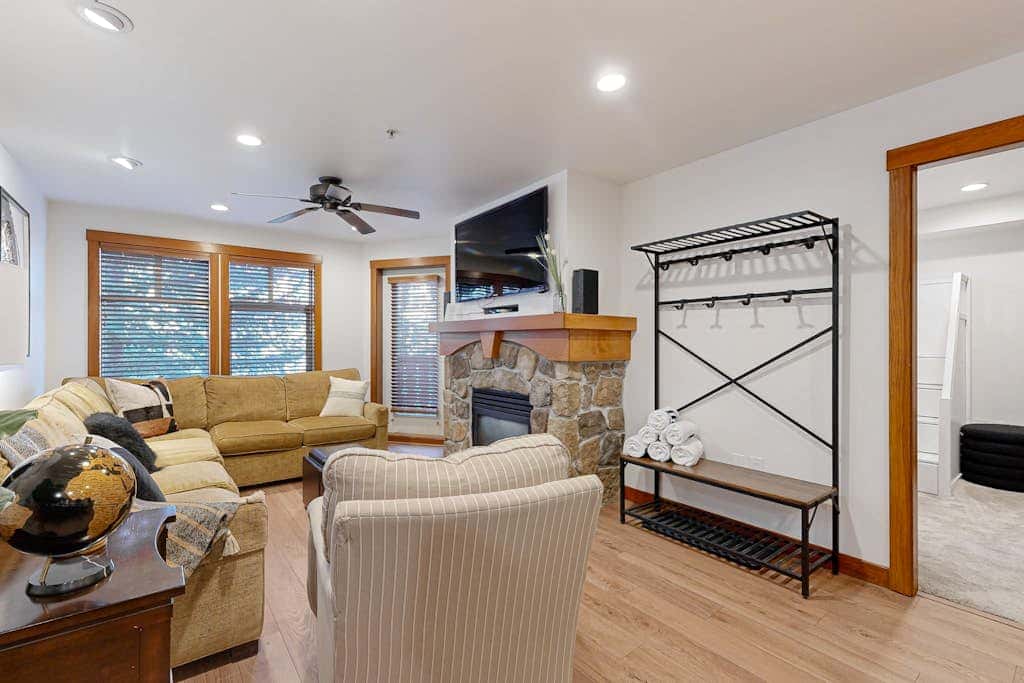 Cozy condo with  shared hot tub & pool, foosball, near ski lifts
