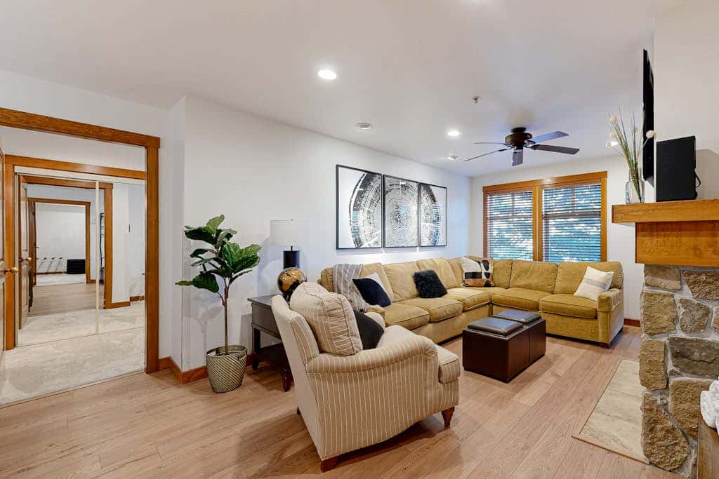 Cozy condo with  shared hot tub & pool, foosball, near ski lifts