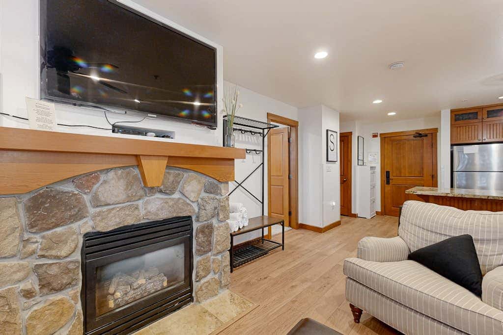Cozy condo with  shared hot tub & pool, foosball, near ski lifts