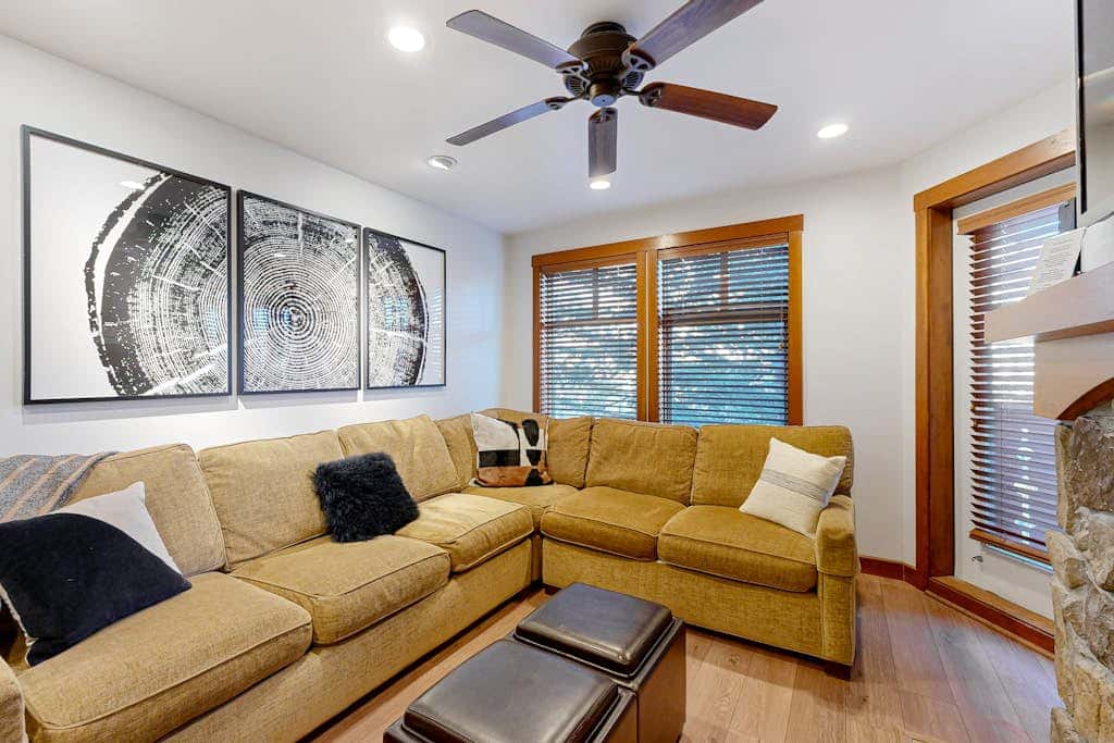 Cozy condo with  shared hot tub & pool, foosball, near ski lifts