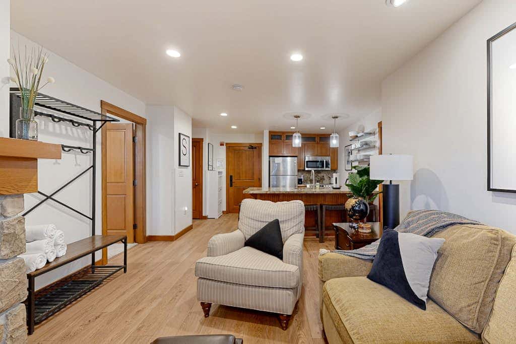 Cozy condo with  shared hot tub & pool, foosball, near ski lifts