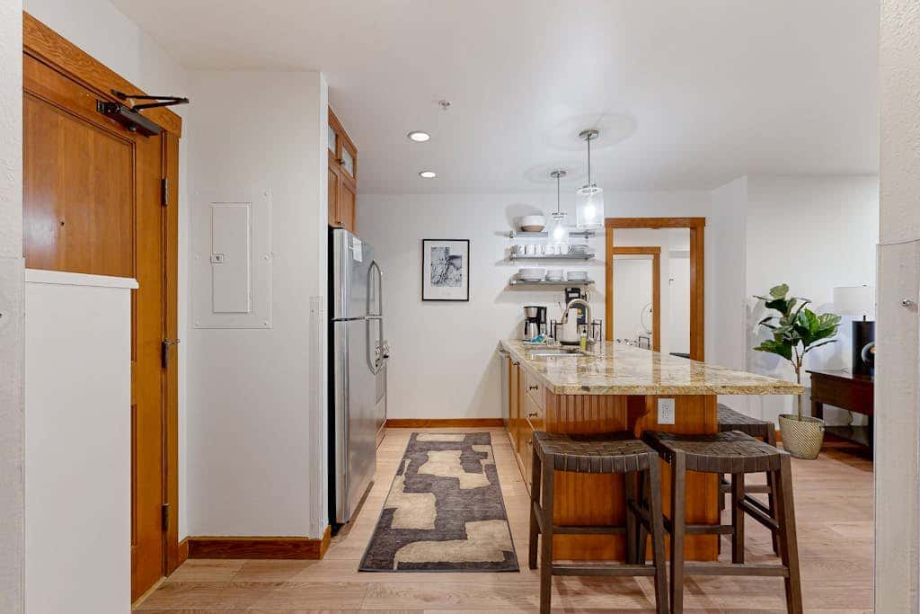 Cozy condo with  shared hot tub & pool, foosball, near ski lifts