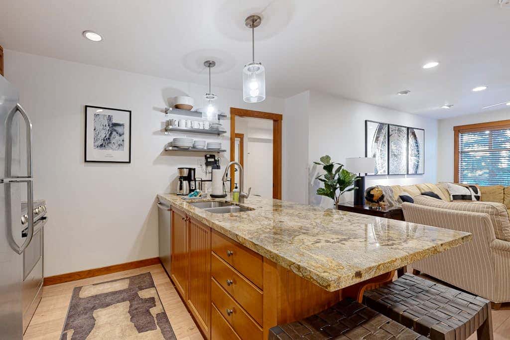 Cozy condo with  shared hot tub & pool, foosball, near ski lifts