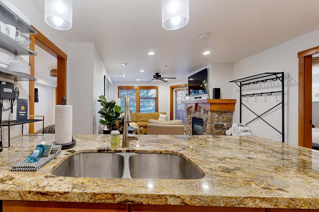Cozy condo with  shared hot tub & pool, foosball, near ski lifts