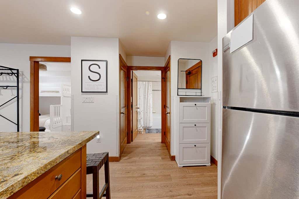 Cozy condo with  shared hot tub & pool, foosball, near ski lifts