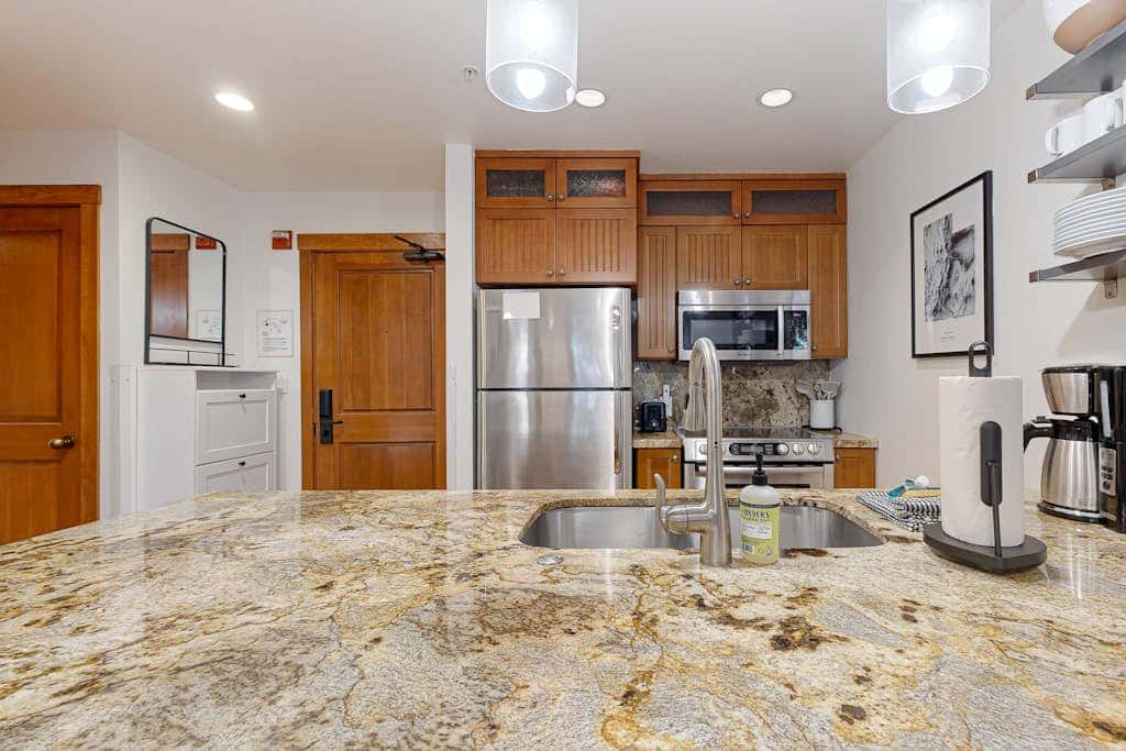 Cozy condo with  shared hot tub & pool, foosball, near ski lifts