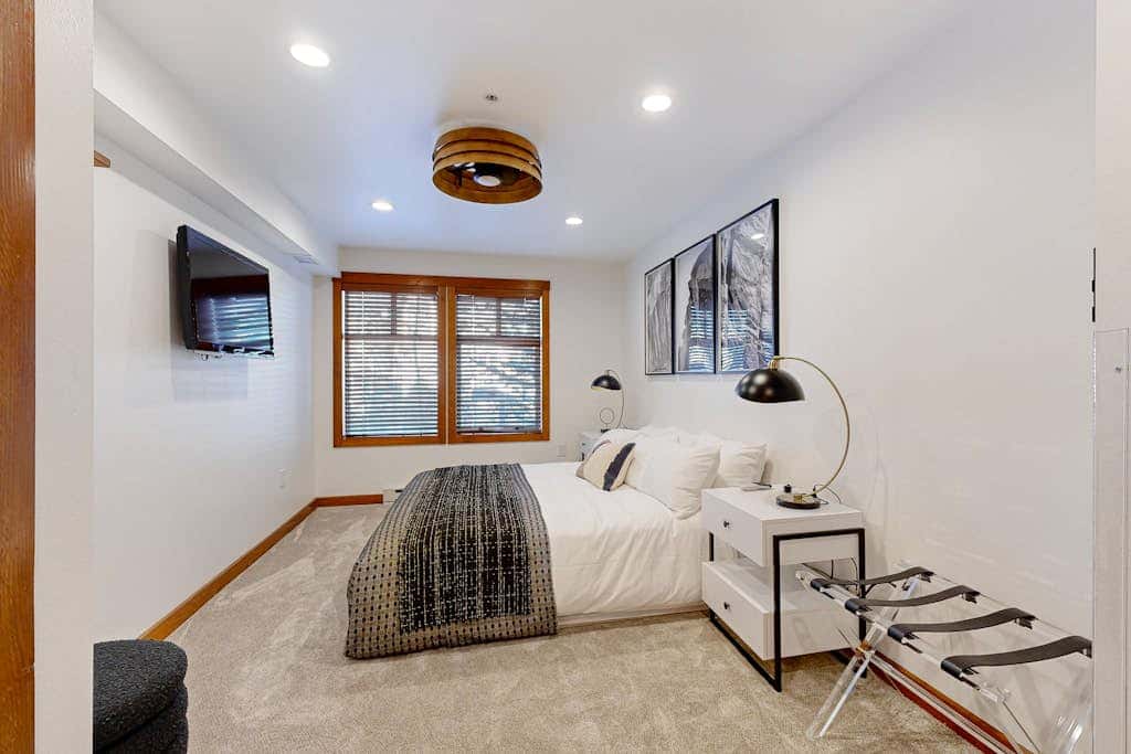 Cozy condo with  shared hot tub & pool, foosball, near ski lifts